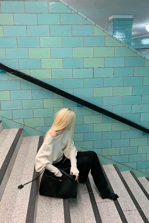 Rase le sol Off-Shoulder Knit Cropped Sweater