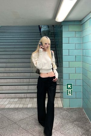 Rase le sol Off-Shoulder Knit Cropped Sweater