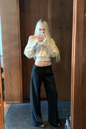 Rase le sol Off-Shoulder Knit Cropped Sweater