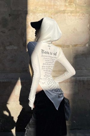 Rase le sol Printed Fitted Hoodie with Slit Hem