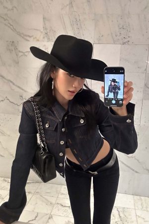 ROVENTE Cropped Denim Jacket with Structured Fit and Contrast Stitching