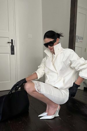 ROVENTE Cropped Double-Breasted Trench Jacket with Structured Lapels and Buckled Cuffs