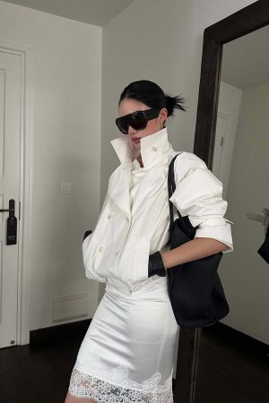 ROVENTE Cropped Double-Breasted Trench Jacket with Structured Lapels and Buckled Cuffs