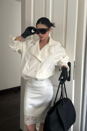 ROVENTE Cropped Double-Breasted Trench Jacket with Structured Lapels and Buckled Cuffs