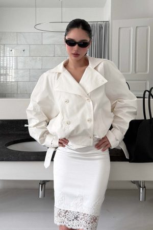 ROVENTE Cropped Double-Breasted Trench Jacket with Structured Lapels and Buckled Cuffs