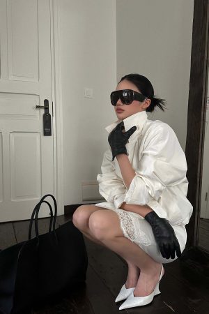 ROVENTE Cropped Double-Breasted Trench Jacket with Structured Lapels and Buckled Cuffs