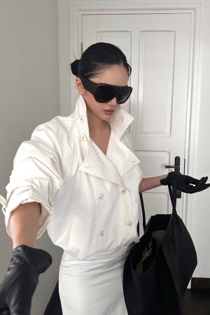 ROVENTE Cropped Double-Breasted Trench Jacket with Structured Lapels and Buckled Cuffs