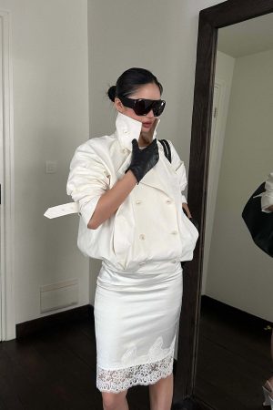 ROVENTE Cropped Double-Breasted Trench Jacket with Structured Lapels and Buckled Cuffs