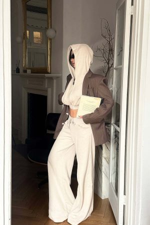 ROVENTE Cropped Hoodie with Zip and Gathered Hem