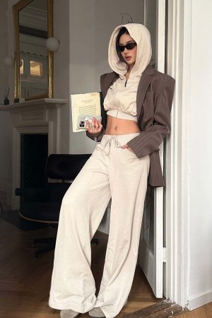 ROVENTE Cropped Hoodie with Zip and Gathered Hem