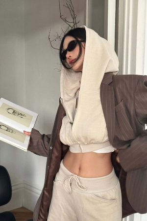 ROVENTE Cropped Hoodie with Zip and Gathered Hem