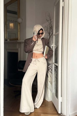 ROVENTE Cropped Hoodie with Zip and Gathered Hem