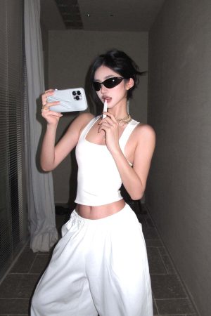 ROVENTE Curve-Hugging Ribbed Tank Top