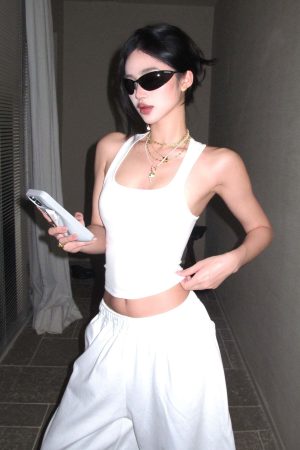 ROVENTE Curve-Hugging Ribbed Tank Top