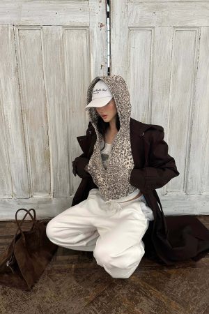 ROVENTE Leopard Print Cropped Zip Hoodie