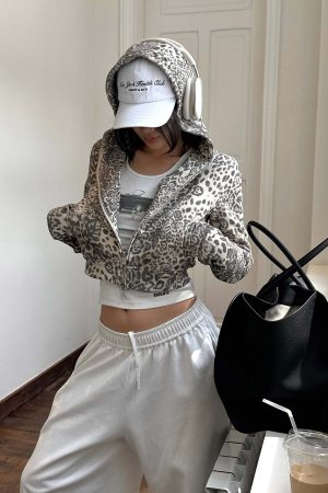 ROVENTE Leopard Print Cropped Zip Hoodie