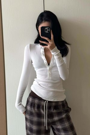 ROVENTE Ribbed Snap Henley Top