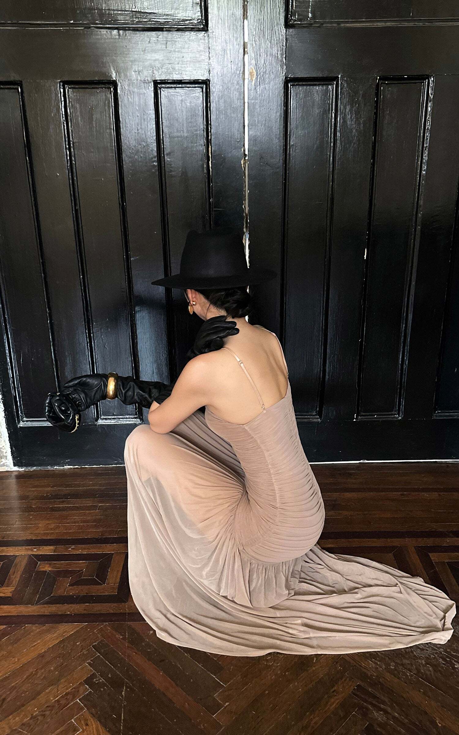 ROVENTE Ruched Mesh Maxi Dress with Detachable Floral Brooch and Flowing Hem ROVENTE Ruched Mesh Maxi Dress with Detachable Floral Brooch and Flowing Hem