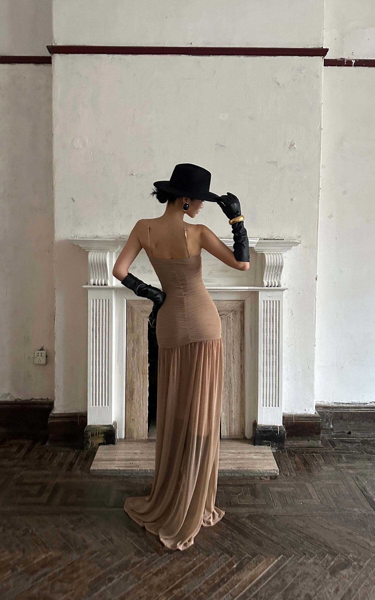 ROVENTE Ruched Mesh Maxi Dress with Detachable Floral Brooch and Flowing Hem ROVENTE Ruched Mesh Maxi Dress with Detachable Floral Brooch and Flowing Hem