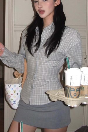 ROVENTE Sculpted Waist Plaid Shirt with Sharp Collar and Cinched Silhouette