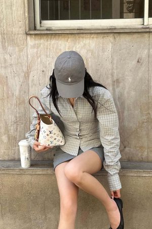 ROVENTE Sculpted Waist Plaid Shirt with Sharp Collar and Cinched Silhouette