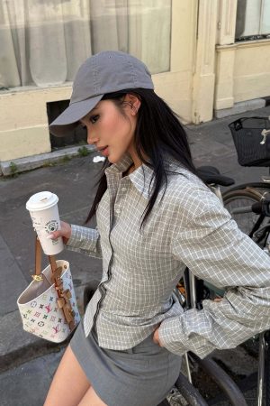 ROVENTE Sculpted Waist Plaid Shirt with Sharp Collar and Cinched Silhouette