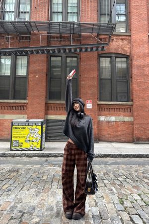 WARDEN EDGE 021 Knit Sweater & Graphic Beanie Set