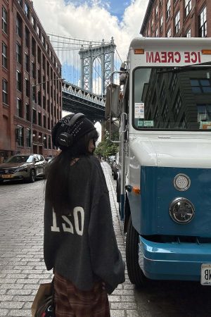 WARDEN EDGE 021 Knit Sweater & Graphic Beanie Set