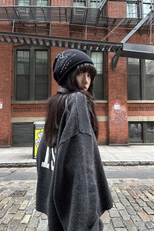 WARDEN EDGE 021 Knit Sweater & Graphic Beanie Set