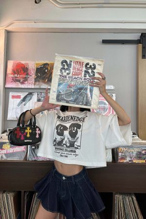 WARDEN EDGE Cropped Dog Graphic Tee with Vintage Street Edge