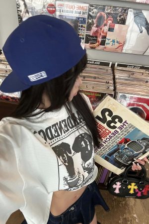 WARDEN EDGE Cropped Dog Graphic Tee with Vintage Street Edge