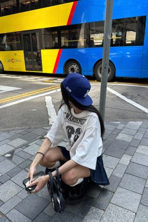 WARDEN EDGE Cropped Dog Graphic Tee with Vintage Street Edge