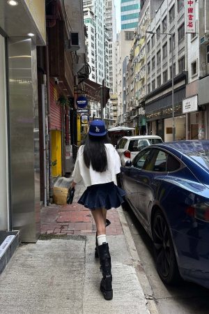 WARDEN EDGE Cropped Dog Graphic Tee with Vintage Street Edge