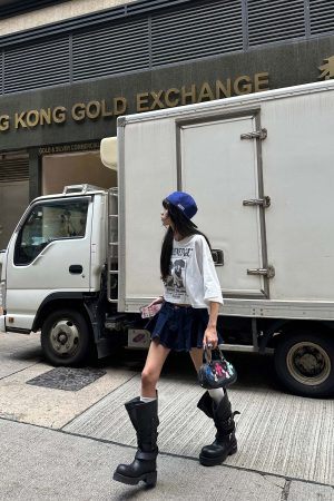 WARDEN EDGE Cropped Dog Graphic Tee with Vintage Street Edge