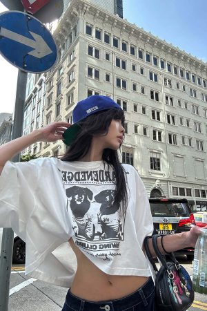 WARDEN EDGE Cropped Dog Graphic Tee with Vintage Street Edge