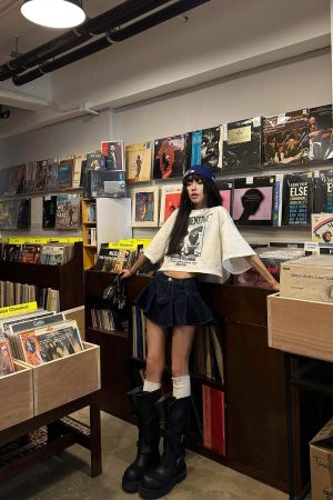 WARDEN EDGE Cropped Dog Graphic Tee with Vintage Street Edge