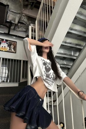 WARDEN EDGE Cropped Dog Graphic Tee with Vintage Street Edge