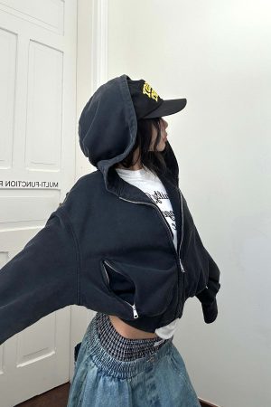 WARDEN EDGE Cropped Hoodie Minimal Streetwear Pullover with Graphic Back Print