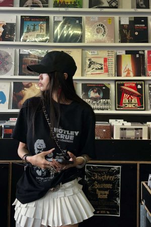 WARDEN EDGE Distressed Graphic Oversized Tee