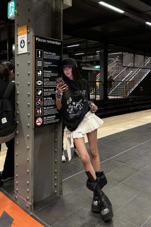 WARDEN EDGE Distressed Graphic Oversized Tee