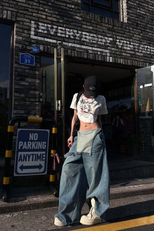 WARDEN EDGE Graffiti Puppy Graphic Cropped Tee