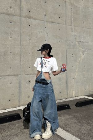 WARDEN EDGE Graffiti Puppy Graphic Cropped Tee