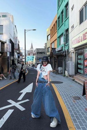 WARDEN EDGE Graffiti Puppy Graphic Cropped Tee