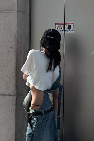 WARDEN EDGE Graffiti Puppy Graphic Cropped Tee