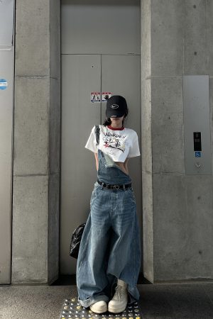 WARDEN EDGE Graffiti Puppy Graphic Cropped Tee