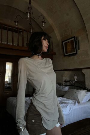 WARDEN EDGE Low-Rise Cargo Shorts with Distressed Hem and Inner Layer Detail