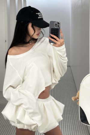 WARDEN EDGE Off-Shoulder Cropped Long Sleeve T-Shirt