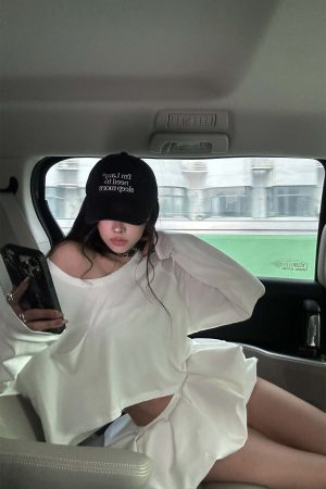 WARDEN EDGE Off-Shoulder Cropped Long Sleeve T-Shirt