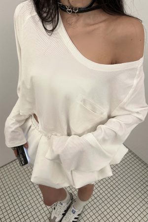 WARDEN EDGE Off-Shoulder Cropped Long Sleeve T-Shirt