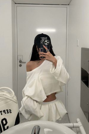 WARDEN EDGE Off-Shoulder Cropped Long Sleeve T-Shirt